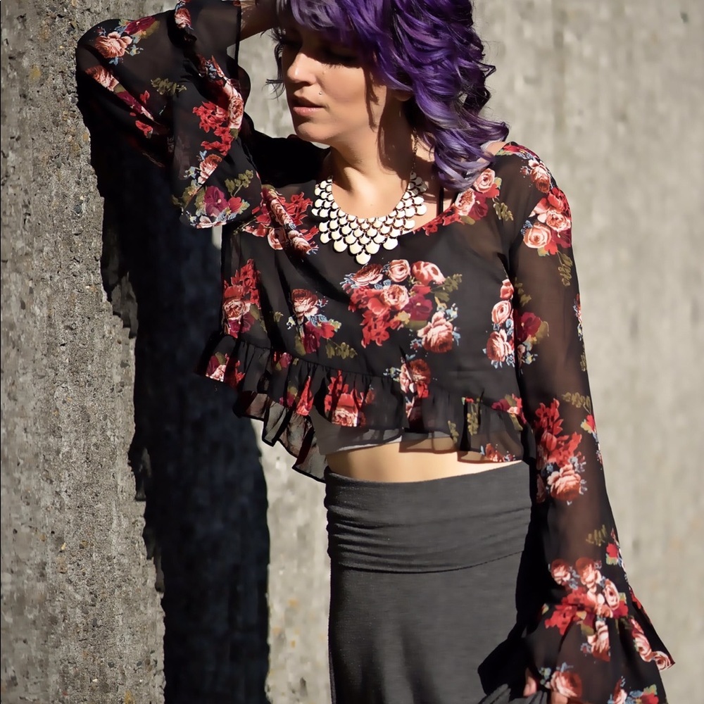 🌻2/$20 Sheer Bell-Sleeve Floral Crop Top // Forever 21 / Small